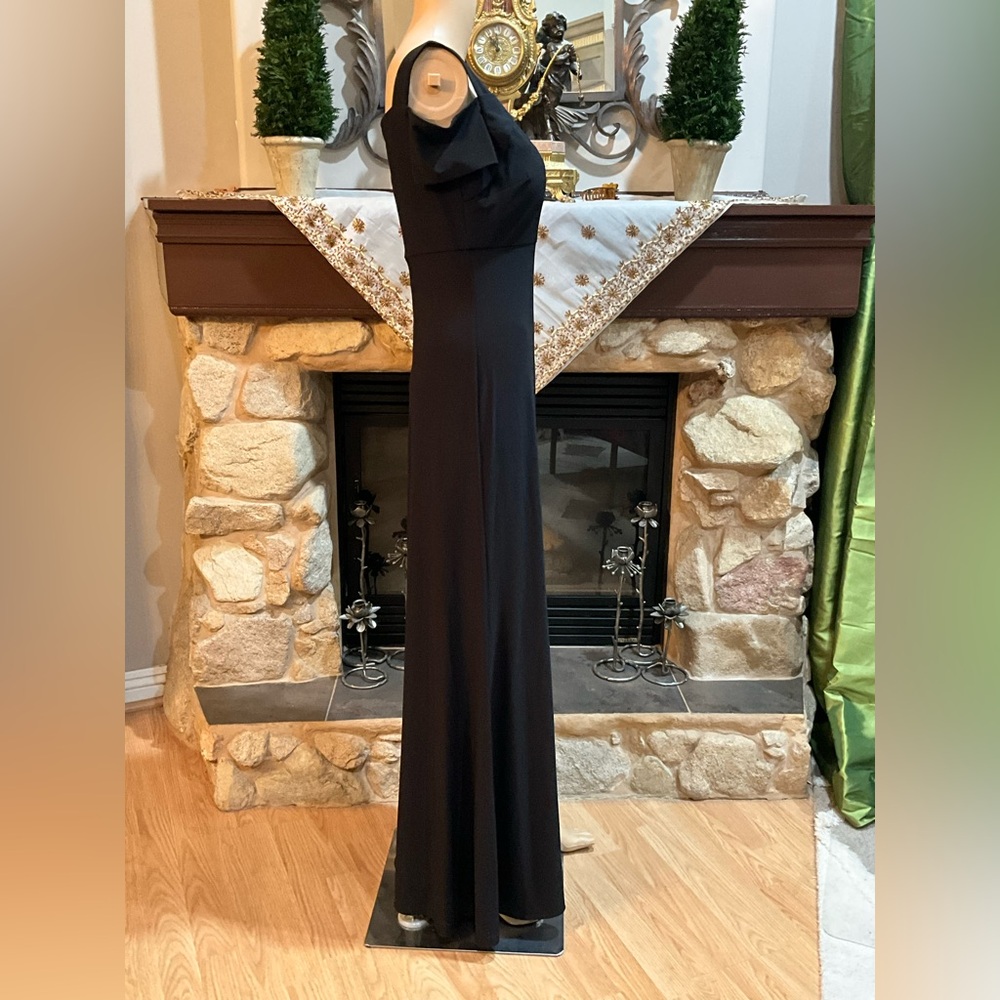 Nightway Elegant Black Evening Gown with slit and cut out shoulders - Picture 6 of 10
